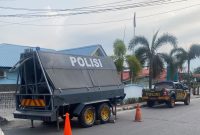 Mobil polisi berjaga didepan Kantor ULP PLN Tanjungbalai Karimun.