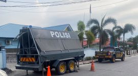 Mobil polisi berjaga didepan Kantor ULP PLN Tanjungbalai Karimun.