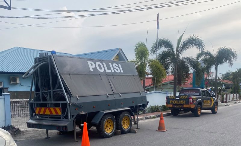 Mobil polisi berjaga didepan Kantor ULP PLN Tanjungbalai Karimun.