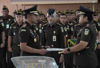 Pejabat Lama Kajari Karimun Denny Wicaksono menyerahkan dokumen serah terima jabatan kepada pejabat baru Kajari Karimun Andhy Hermawan Bolifaar. FOTO: HUMAS KEJAKSAAN
