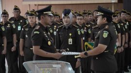 Pejabat Lama Kajari Karimun Denny Wicaksono menyerahkan dokumen serah terima jabatan kepada pejabat baru Kajari Karimun Andhy Hermawan Bolifaar. FOTO: HUMAS KEJAKSAAN