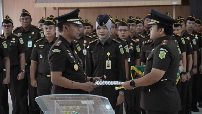 Pejabat Lama Kajari Karimun Denny Wicaksono menyerahkan dokumen serah terima jabatan kepada pejabat baru Kajari Karimun Andhy Hermawan Bolifaar. FOTO: HUMAS KEJAKSAAN
