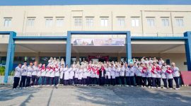 Jajaran Manajemen dan Tenaga Kesehatan IHC RSBT Karimun berfoto bersama usai pelaksanaan Upacara Peringatan HUT Kemerdekaan RI ke-81.