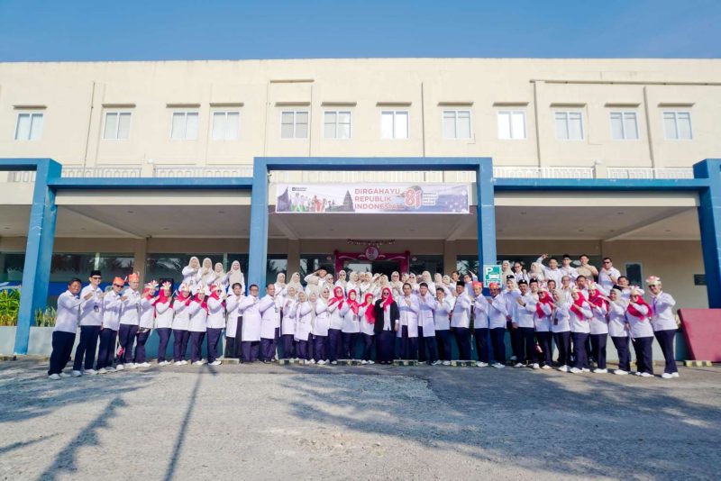 Jajaran Manajemen dan Tenaga Kesehatan IHC RSBT Karimun berfoto bersama usai pelaksanaan Upacara Peringatan HUT Kemerdekaan RI ke-81.