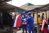 Ditpolairud Polda Kepri Bagikan 1.000 Bendera Merah Putih di Pulau Kasu Sambut HUT Ke-81 RI