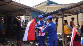 Ditpolairud Polda Kepri Bagikan 1.000 Bendera Merah Putih di Pulau Kasu Sambut HUT Ke-81 RI