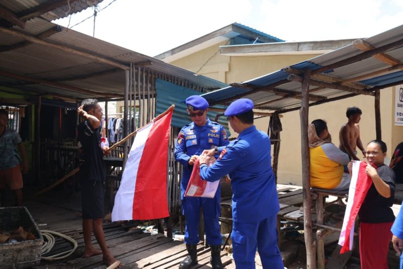 Ditpolairud Polda Kepri Bagikan 1.000 Bendera Merah Putih di Pulau Kasu Sambut HUT Ke-81 RI