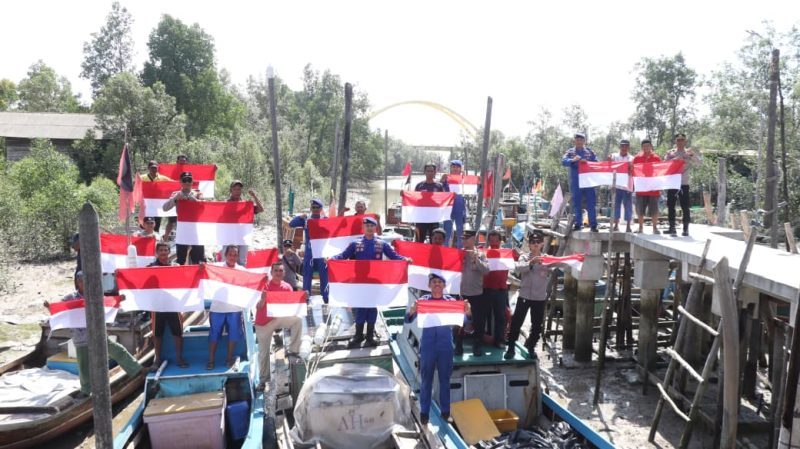 Polres Karimun Gerakkan Pembagian Bendera Merah Putih untuk Semarakkan HUT RI