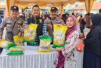 Polsek Kundur Gelar Gerakan Pangan Murah, Warga Antusias Dapatkan Beras dan Sembako di Bawah Harga Pasar