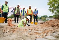 Bupati Karimun Iskandarsyah meletakkan batu pertama pembangunan Gedung BPS Kabupaten Karimun, Sabtu, 8 Agustus 2026.
