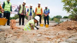 Bupati Karimun Iskandarsyah meletakkan batu pertama pembangunan Gedung BPS Kabupaten Karimun, Sabtu, 8 Agustus 2026.