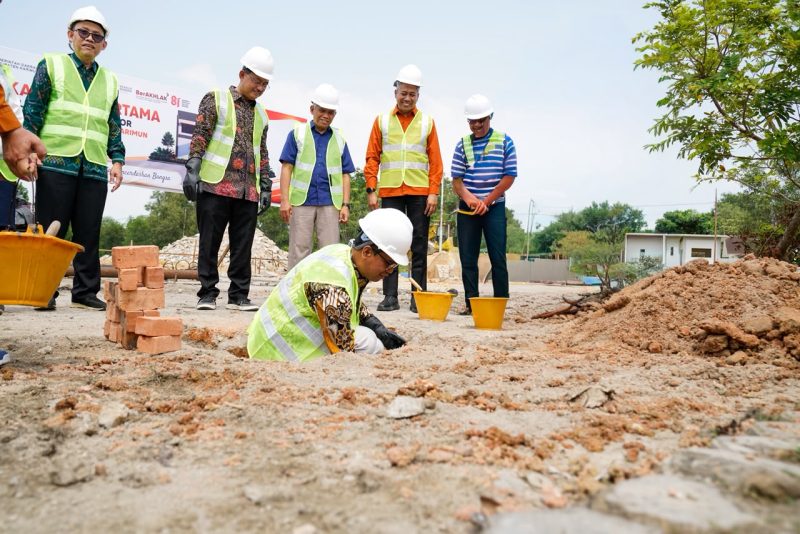 Bupati Karimun Iskandarsyah meletakkan batu pertama pembangunan Gedung BPS Kabupaten Karimun, Sabtu, 8 Agustus 2026.