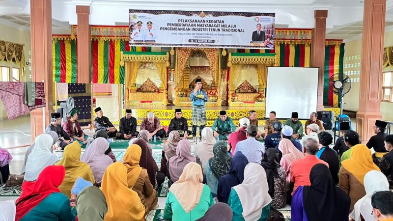 Bidik Pasar Serumpun Asia Tenggara, Pemkab Karimun Kembangkan Industri Tenun Tradisional