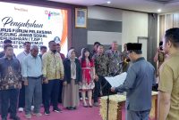 Bupati Karimun Iskandarsyah mengukuhkan Forum TJSP Karimun di Ruang Cempaka Gedung Perkantoran Pemkab Karimun. FOTO: rr/kepriheadline.id