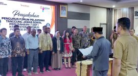 Bupati Karimun Iskandarsyah mengukuhkan Forum TJSP Karimun di Ruang Cempaka Gedung Perkantoran Pemkab Karimun. FOTO: rr/kepriheadline.id