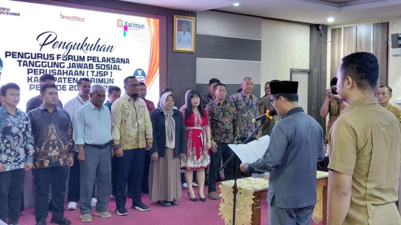 Bupati Karimun Iskandarsyah mengukuhkan Forum TJSP Karimun di Ruang Cempaka Gedung Perkantoran Pemkab Karimun. FOTO: rr/kepriheadline.id