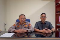 Kapolsek Kundur AKP Sarianto didampingi Kanit Reskrim Polsek Kundur Ipda Denny klarifikasi terkait informasi viral di wilayah Kundur. FOTO: Humas Polres Karimun