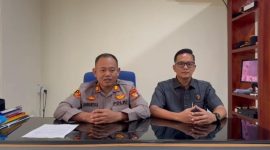 Kapolsek Kundur AKP Sarianto didampingi Kanit Reskrim Polsek Kundur Ipda Denny klarifikasi terkait informasi viral di wilayah Kundur. FOTO: Humas Polres Karimun