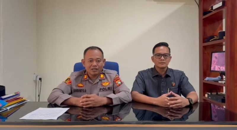 Kapolsek Kundur AKP Sarianto didampingi Kanit Reskrim Polsek Kundur Ipda Denny klarifikasi terkait informasi viral di wilayah Kundur. FOTO: Humas Polres Karimun