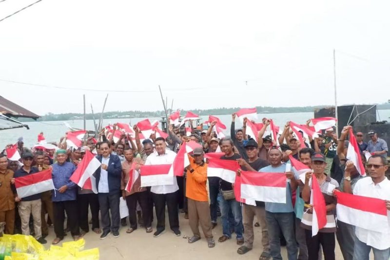 Nelayan Kundur Terima E-BKP dan Bantuan Sembako Jelang HUT Ke-81 RI