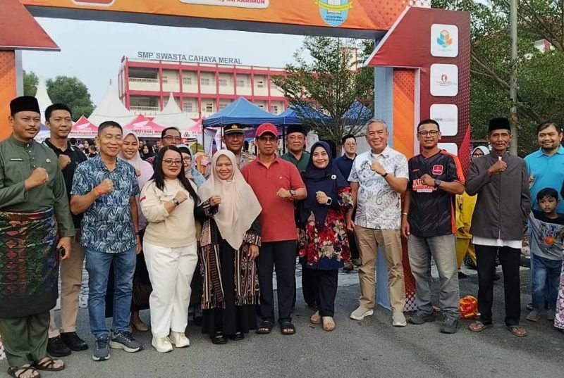 Bupati Karimun Iskandarsyah beserta Istri menghadiri pembukaan Karimun Weekend Market ditaja Ini Karimun. FOTO: Humas Pemkab Karimun