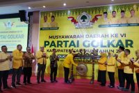 Ketua DPD Partai Golkar Provinsi Kepri Ade Angga memukul gong tanda dimulainya Musda VI Partai Golkar Kabupaten Karimun. FOTO: ricky/kepriheadline.id