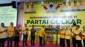 Ketua DPD Partai Golkar Provinsi Kepri Ade Angga memukul gong tanda dimulainya Musda VI Partai Golkar Kabupaten Karimun. FOTO: ricky/kepriheadline.id