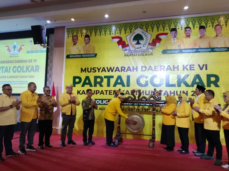 Ketua DPD Partai Golkar Provinsi Kepri Ade Angga memukul gong tanda dimulainya Musda VI Partai Golkar Kabupaten Karimun. FOTO: ricky/kepriheadline.id
