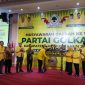 Ketua DPD Partai Golkar Provinsi Kepri Ade Angga memukul gong tanda dimulainya Musda VI Partai Golkar Kabupaten Karimun. FOTO: ricky/kepriheadline.id