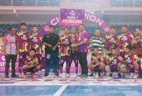 Head of Sales Kepri Dumai, Oloan Monang Sinambela, menyerahkan piala ke tim futsal putra SMAN 5 Batam