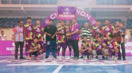 Head of Sales Kepri Dumai, Oloan Monang Sinambela, menyerahkan piala ke tim futsal putra SMAN 5 Batam