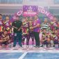 Head of Sales Kepri Dumai, Oloan Monang Sinambela, menyerahkan piala ke tim futsal putra SMAN 5 Batam