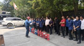 Damkar Karimun Latih 60 Karyawan Hotel Aston Tangani Kebakaran
