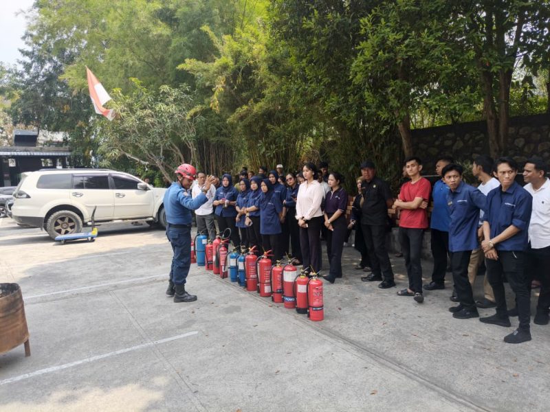 Damkar Karimun Latih 60 Karyawan Hotel Aston Tangani Kebakaran