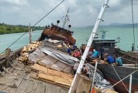 Cuaca Buruk dan Arus Kuat, KLM Sejahtera Bahari Kandas di Pulau Combol