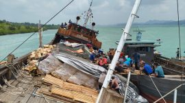 Cuaca Buruk dan Arus Kuat, KLM Sejahtera Bahari Kandas di Pulau Combol