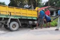Penampakan truk bermuatan aspal tabrak tiang dan pagar rumah warga. FOTO: Istimewa