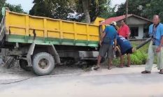 Truk Bermuatan Aspal Hantam Pagar dan Tiang Telkom di Karimun