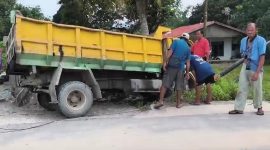 Penampakan truk bermuatan aspal tabrak tiang dan pagar rumah warga. FOTO: Istimewa
