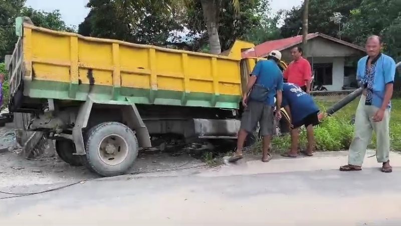 Penampakan truk bermuatan aspal tabrak tiang dan pagar rumah warga. FOTO: Istimewa