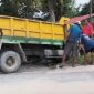 Penampakan truk bermuatan aspal tabrak tiang dan pagar rumah warga. FOTO: Istimewa