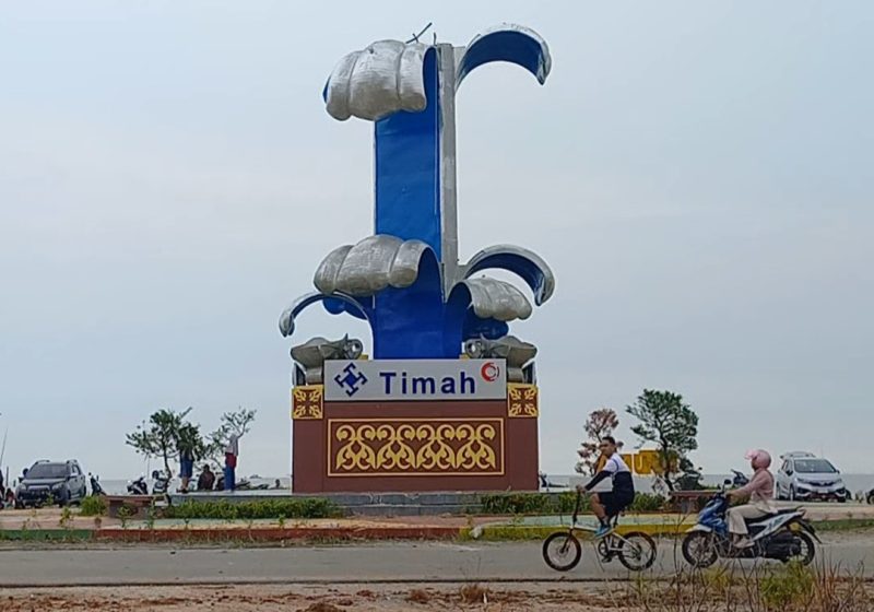 Tugu Adipura Karimun Tumbang, Bagian Atas Ambruk ke Badan Jalan
