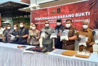 Kejari Karimun Musnahkan Barang Bukti 100 Perkara Inkracht, Sabu 4 Kg hingga Kasus TPPO