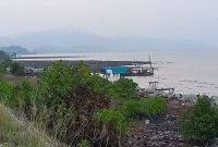 Penampak Karimun anak dari Jembatan Sanur. Dalam penglihatan, kabut asap tipis menyelimuti Karimun Anak.
