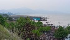 Penampak Karimun anak dari Jembatan Sanur. Dalam penglihatan, kabut asap tipis menyelimuti Karimun Anak.