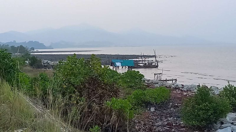 Penampak Karimun anak dari Jembatan Sanur. Dalam penglihatan, kabut asap tipis menyelimuti Karimun Anak.