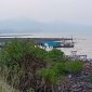 Penampak Karimun anak dari Jembatan Sanur. Dalam penglihatan, kabut asap tipis menyelimuti Karimun Anak.