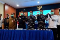 Kabur dari Kejaran TNI AL, Pelaku Lempar Ratusan Vape Diduga Narkotika ke Laut. FOTO: RR/Kepriheadline.id