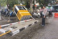 Mobil Innova Tabrak Gate Keluar Parkir Pelabuhan Karimun