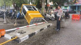 Mobil Innova Tabrak Gate Keluar Parkir Pelabuhan Karimun